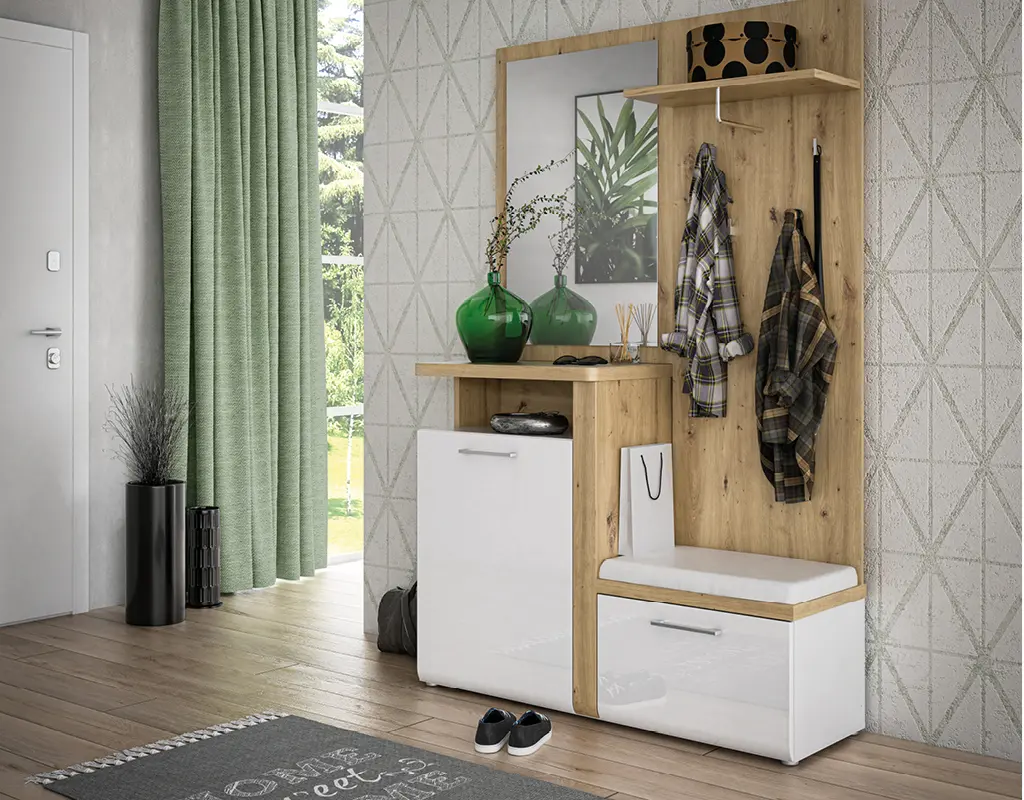 Moderne Garderobe in Holz Weiss mit Sitzbank, Spiegel und Haken für Jacken. Die Flurgarderobe bietet Stauraum und Ablageflächen und schafft einen einladenden Eingangsbereich mit dekorativen Accessoires und grünem Vorhang.